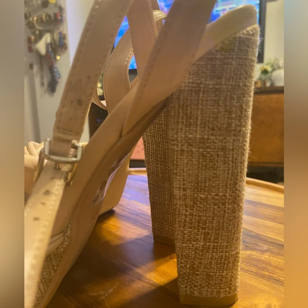 LIKE NEW NUDE BLOCKED HEEL PLATFORM SHOES